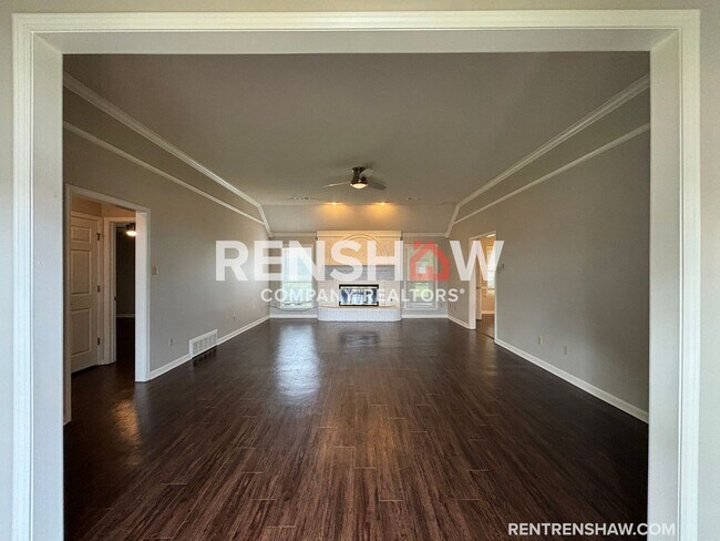 Building Photo - Gorgeously Renovated 3/2.5 Collierville Ho...