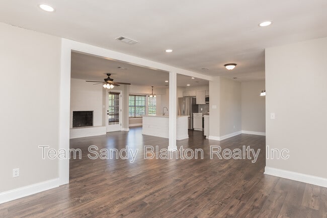 Building Photo - 8238 Li Fair Dr