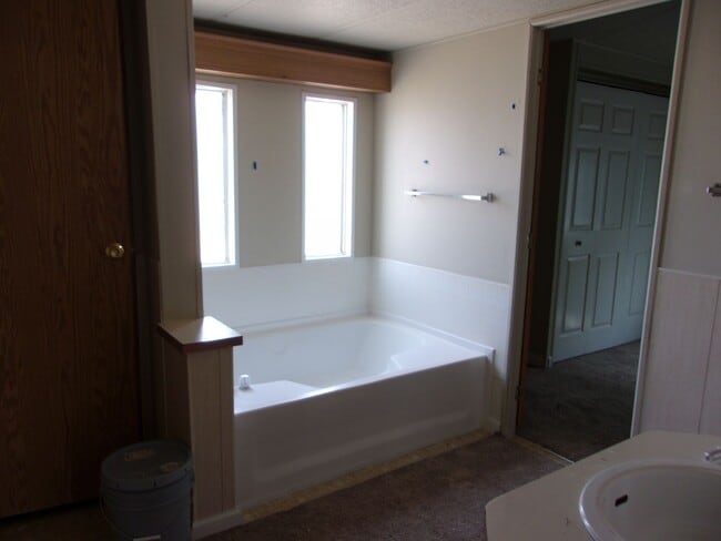 Building Photo - ** MOVE IN SPECIAL: FIRST MONTH $800.00 **