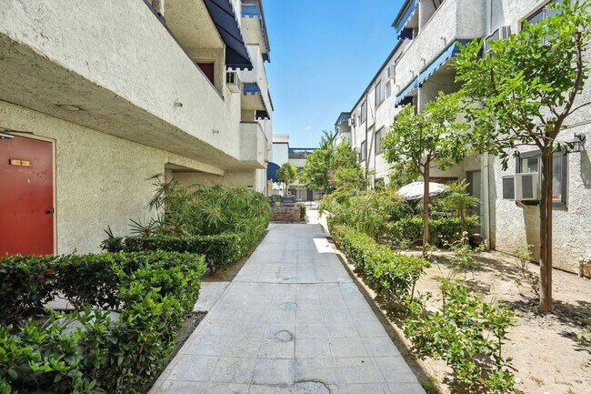 Building Photo - Charming 2BR + 1BA Condo in Tarzana availa...