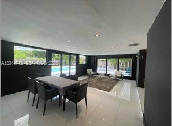 Building Photo - 2115 Alamanda Dr