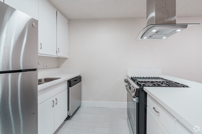 2BR, 1BA - 900SF - Kitchen - The Arbors
