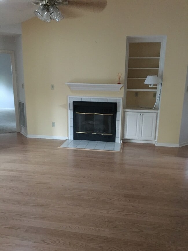 Building Photo - Sunny and Cheerful Unfurnished Energy Efficient Fairfield Harbour 3BR/2BA