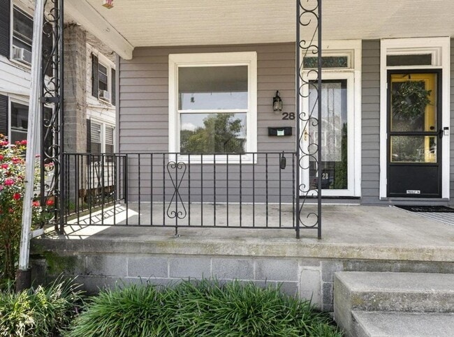 Building Photo - Available Now! Charming 5 Bedroom, 2 Bath ...