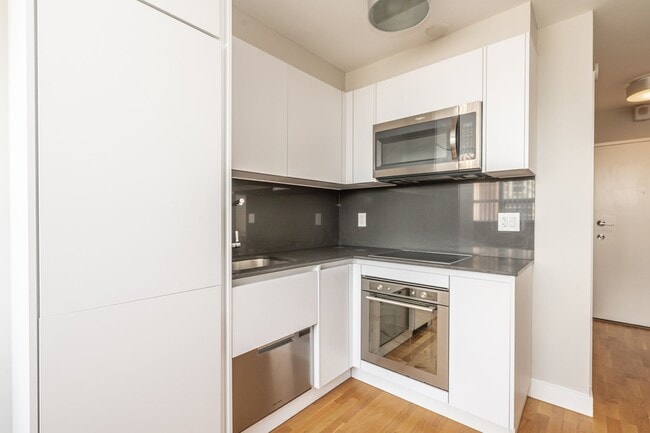Building Photo - 730 St Clarens Ave