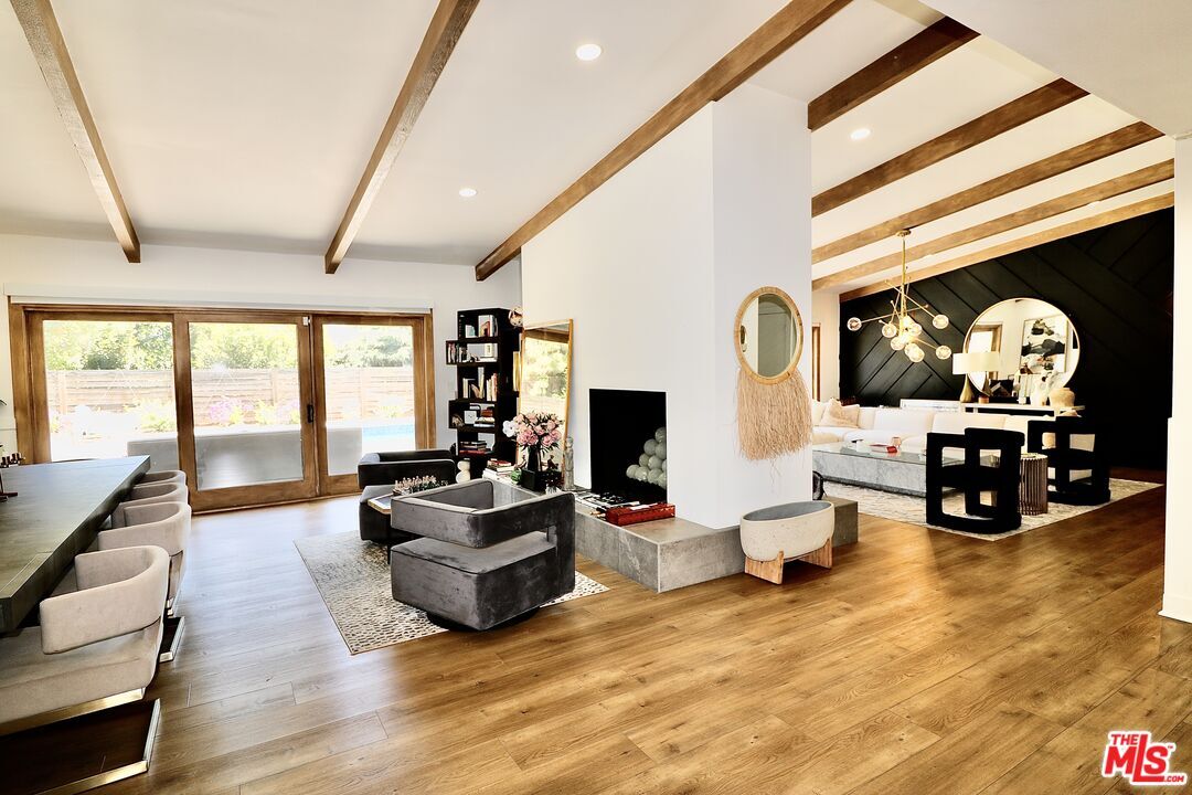 Foto principal - 24221 Aetna St