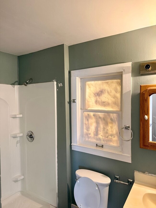 Building Photo - For Rent 4 Bedroom 1 Bath Field Club Row House