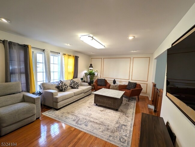 Foto del edificio - 12 Maplewood Dr