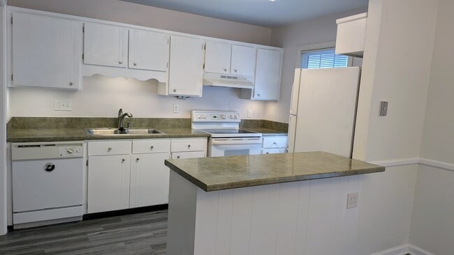 Kitchen - 510 Basswood Ave