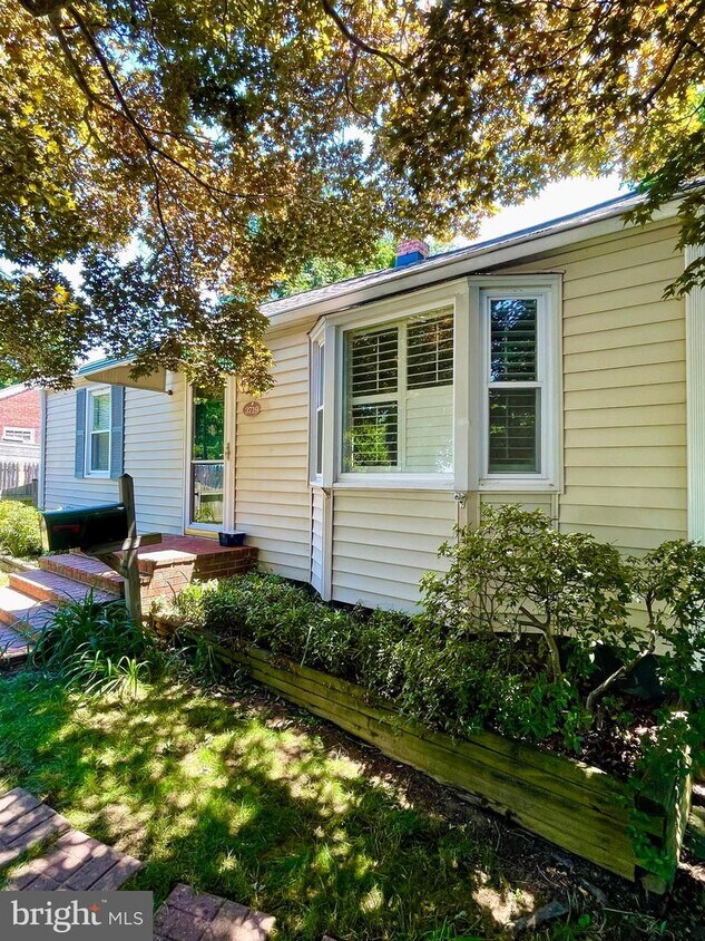 Primary Photo - 3719 Hill St
