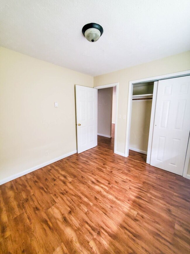 Building Photo - Bolivar MO 2 Bed 1 Bath Apartment