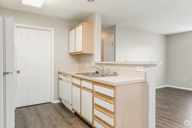 2BR, 2BA - 990SF - Kitchen Mid Upgrade - Leafy Dell Apartments