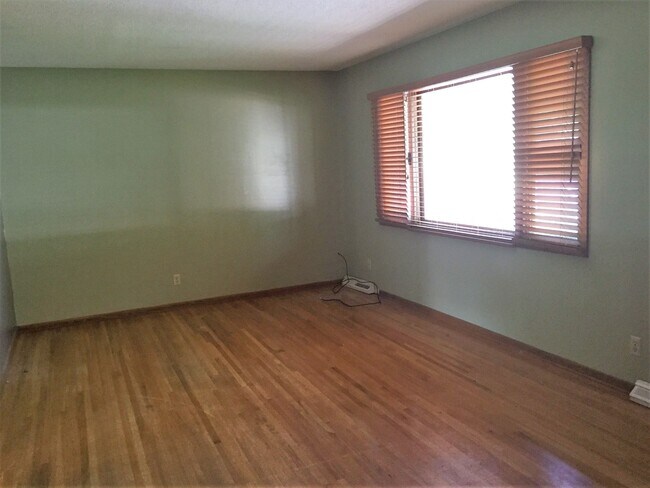 Foto del edificio - 3 BR / 1 BA Home w/ Fenced Backyard & 2-Car Garage in Spring Lake Park!