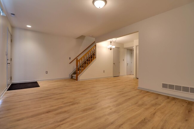 Building Photo - Lovely 2 bedroom chesterfield condo for rent