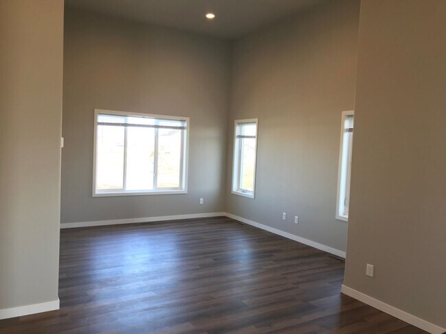 Foto del edificio - 4 Bedroom House For Rent