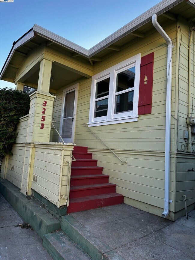 Building Photo - 3253 Lynde St