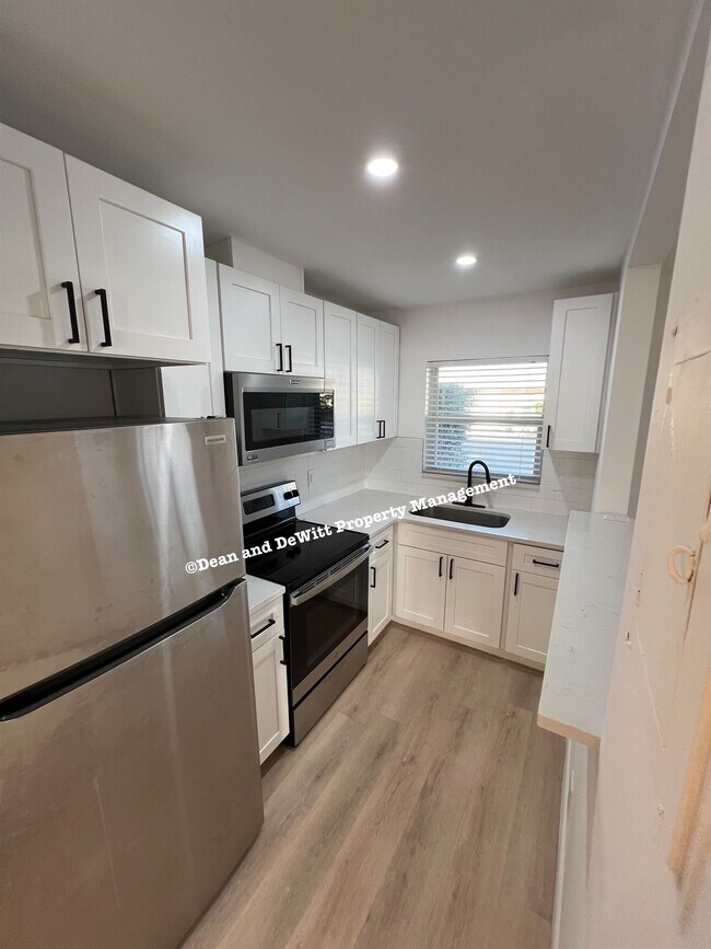 Building Photo - 2 Bed/1 Bath - Unit 8