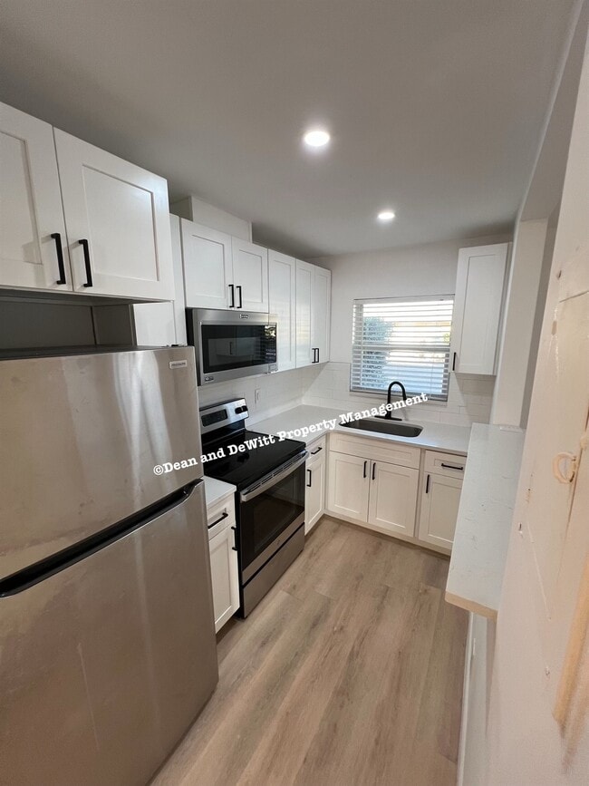 Building Photo - 2 Bed/1 Bath - Unit 8
