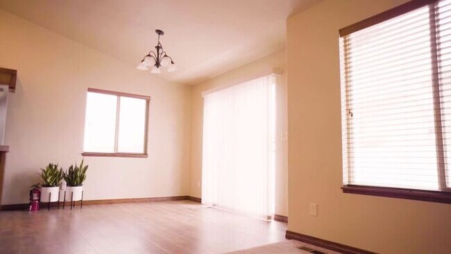 Building Photo - Spacious 3 bed, 2 Bath Home