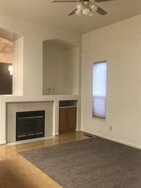 Foto del edificio - Beautiful 4 bedroom, 2 bath single story h...