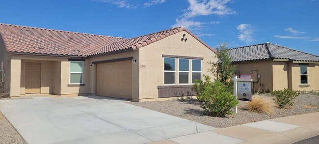 Foto del edificio - SHORT TERM /FREE RENT CALL FOR DETAILS