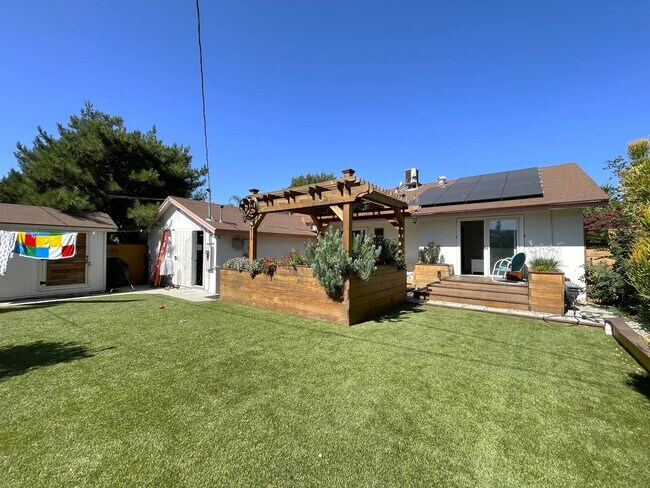 Foto del edificio - 2-Bedroom Private Home in Panorama City: 6...