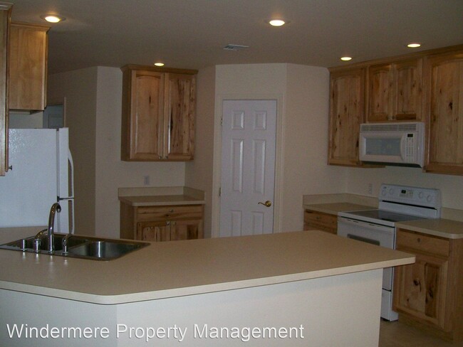 Building Photo - 3 br, 2 bath House - 716 SE Songbird Ln