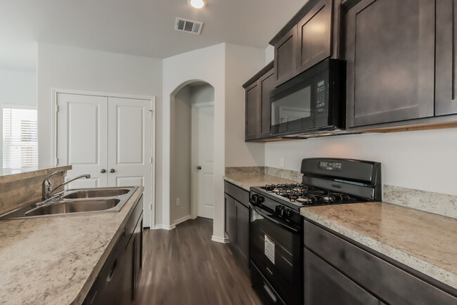 Foto del edificio - 22340 Merlin St