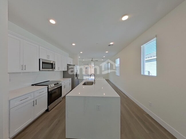 Building Photo - 901 English Primrose St