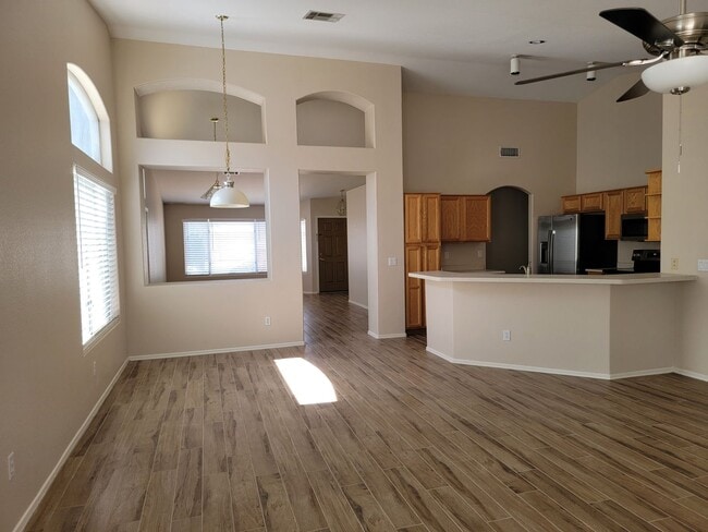 Building Photo - Updated 3 bed with 3-Garage in Bridlewood Subdivision