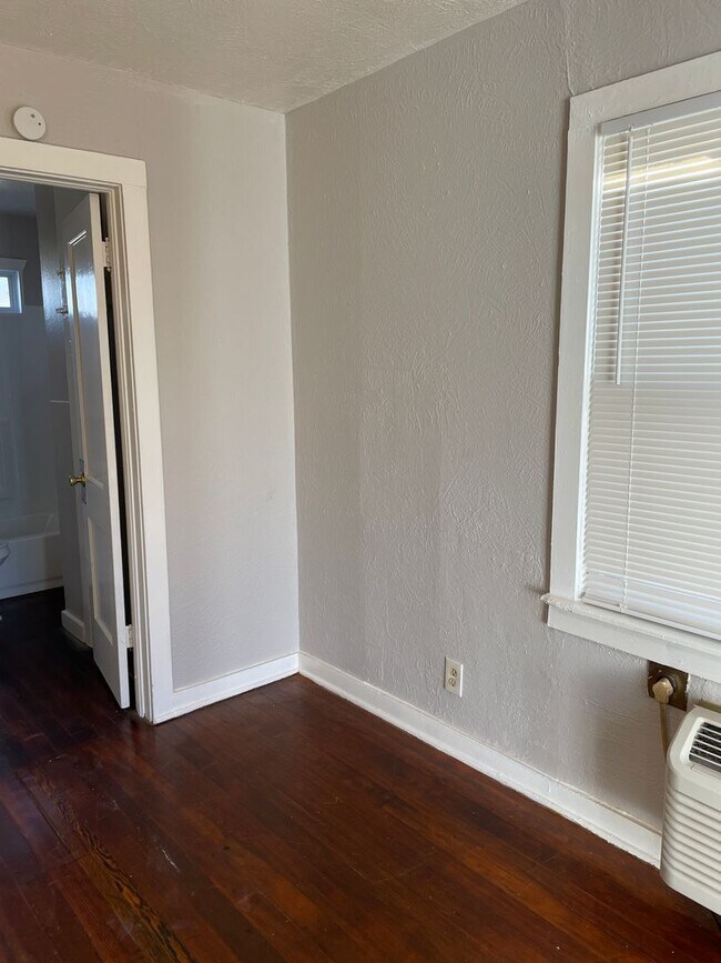 Building Photo - Great property with new paint and remodeled bathroom.