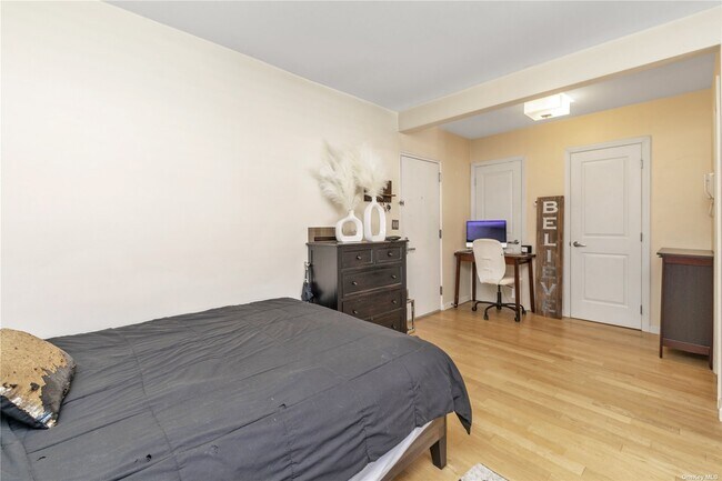 Foto del edificio - 251 W Broadway