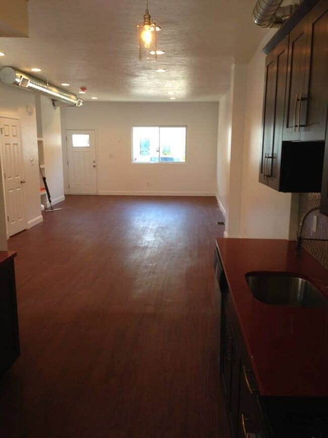 Building Photo - New Renovation - South Side Flats