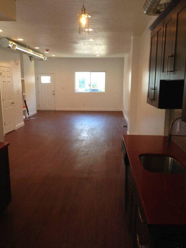 Foto del edificio - Platinum Quality Renovation in South Side Flats. Open Layout, Designer Kitchen, Huge Bathrooms. A/C!