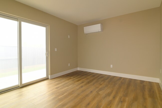 Building Photo - Your Bend Retreat: Spacious End Unit Townh...