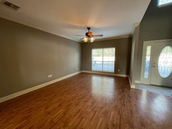 Building Photo - Townhome: Chateau de Chene