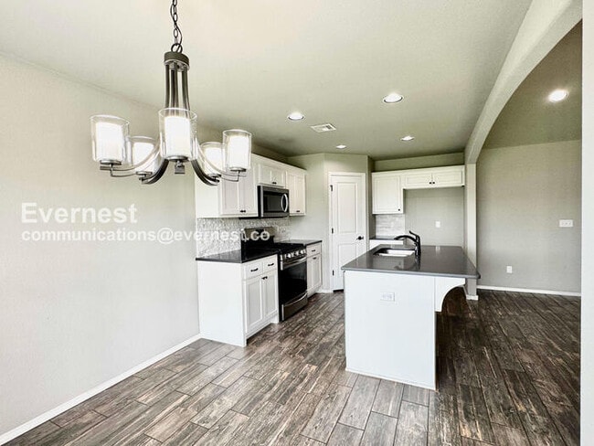 Building Photo - 3 Bed, 2 Bath Home with Garage / Pet-Friendly / Available Now!