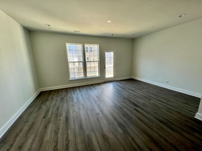 Building Photo - Gorgeous 4 bedroom, 3.5 bath, 3-level town...