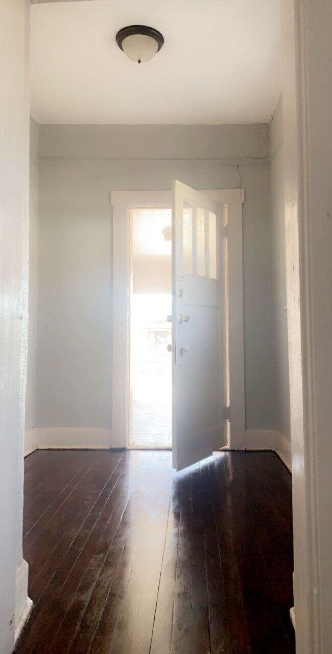 Foyer - 2915 Mobile Ave