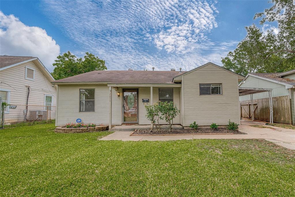 Foto principal - 2051 Santa Rosa St