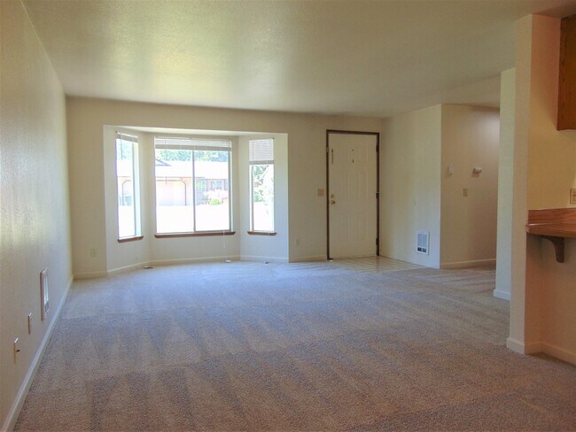 Building Photo - Well Maintained 3 Bedroom Rambler in Quiet...