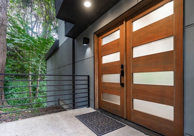 Building Photo - House for rent in Clyde Hill, Bellevue