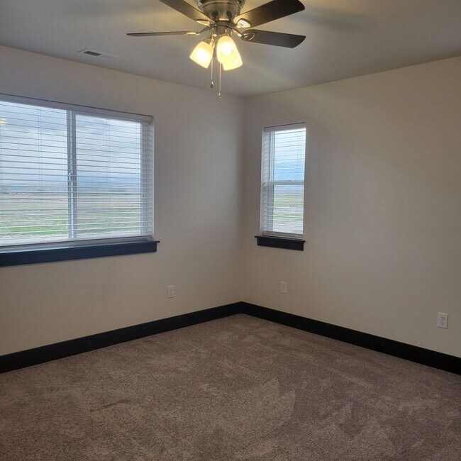Foto del edificio - Brand New 3 Bed 2.5 Bath with double attac...