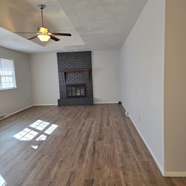 Foto del edificio - 3 Bedroom, 2 Bath, 2-Car Garage Home for Rent