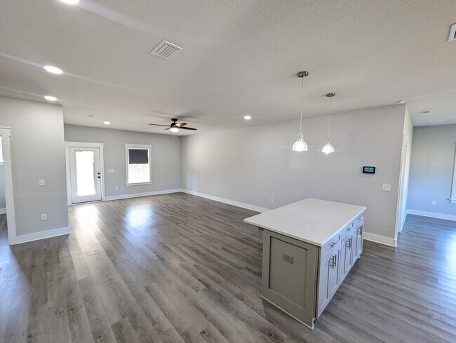 Foto del edificio - 5841 Congress St