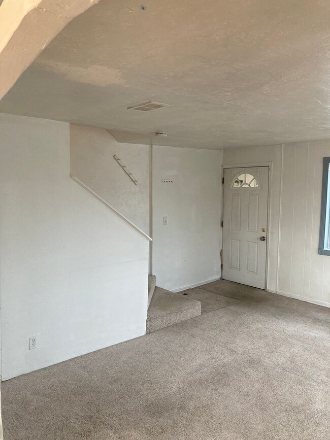 Foto del edificio - Spacious 2-Bedroom Duplex with Large Fence...