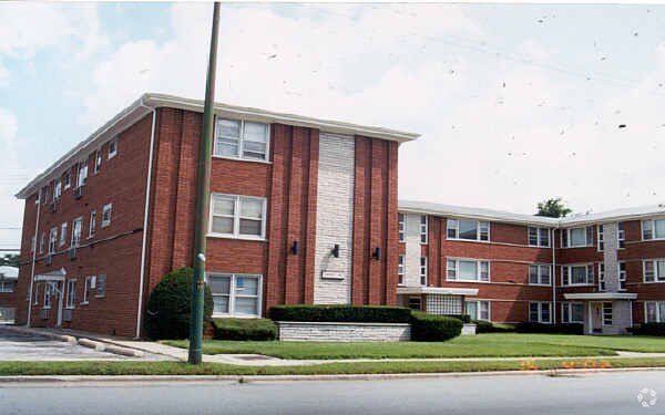 Foto principal - 2830-42 W 87th St LLC
