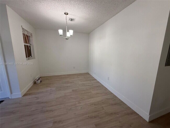 Foto del edificio - 4282 NE 9th St