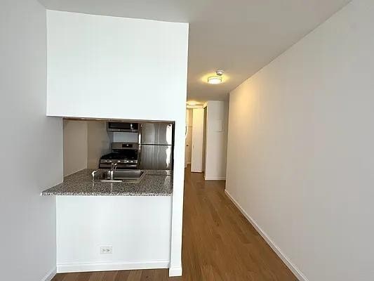Primary Photo - 350 W 50th St