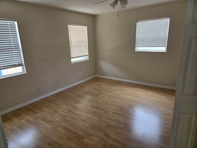 Foto del edificio - 530 Freeport Ave N
